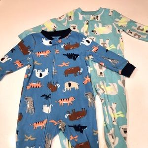 Set of Carter’s fleece footed boy pajamas size 18M